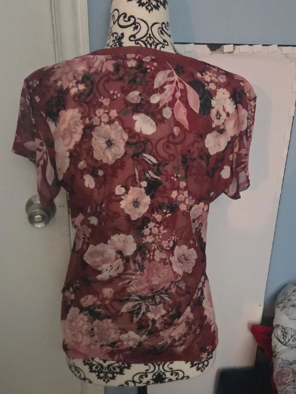 Guess Floral Short-Sleeve Top in Rose - Picture 4 of 5